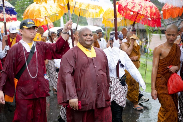 biksu luar borobudur