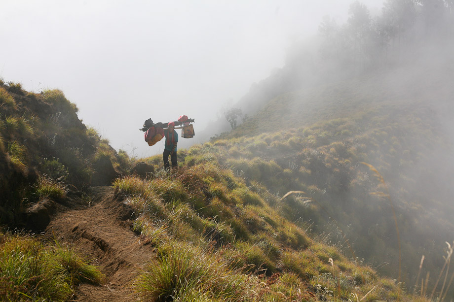 Porter Rinjani berjalan di tengah kabut
