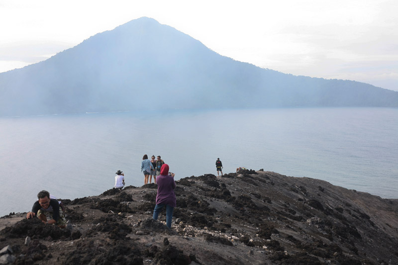 Berfoto dengan latar belakang gunung Rakata, bekas letusan krakatau yang paling besar. Tapi telah non-aktif.