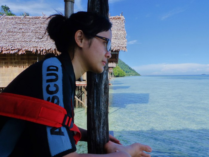 Warna-warni biru langit dan laut dan skin tone yang cantik.