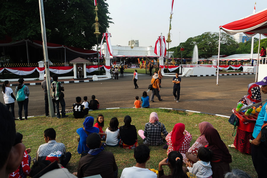 Karena warga bebas masuk Istana, jadinya pemeriksaan cukup ketat. Dan memakan waktu lama untuk peserta pawai karena harus melewati pintu pendeteksi metal.