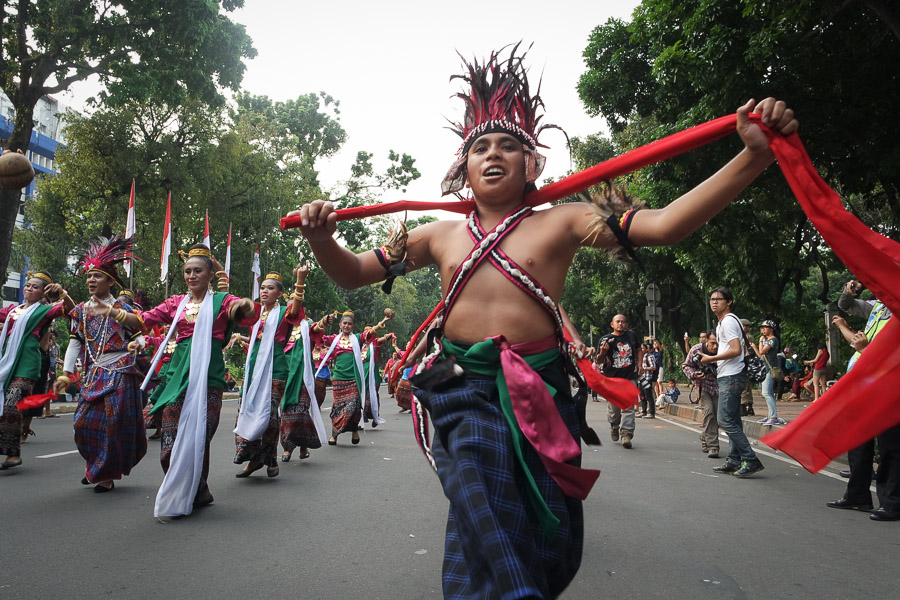 Ini yang paling heboh, menari-nari setiap beberapa puluh meter.