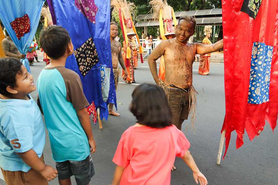 Banyak warga yang mengajak 'foto bareng' para peserta pawai