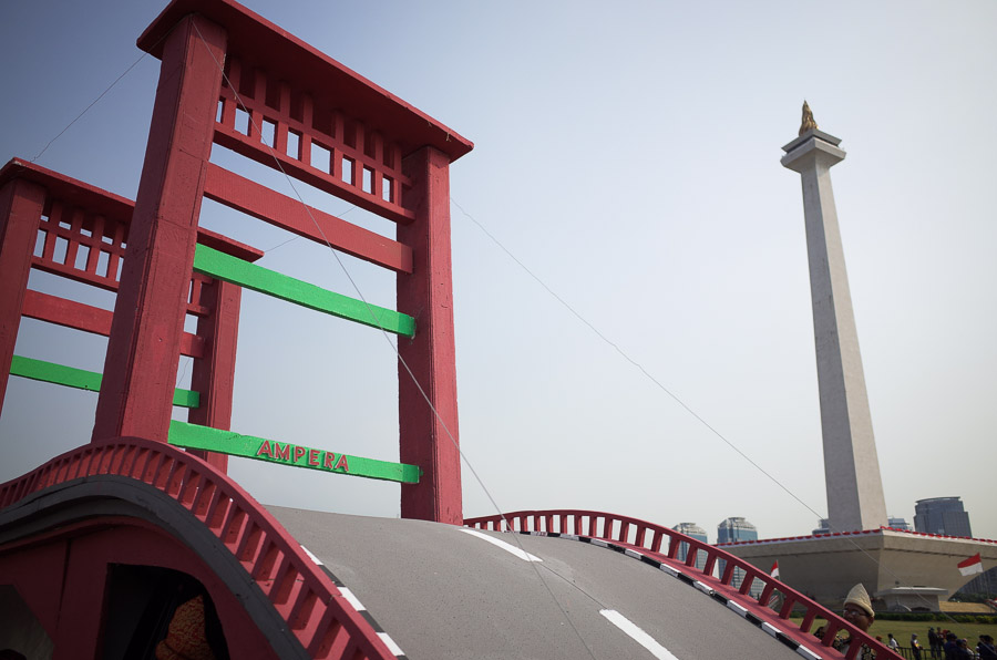 Jembatan Ampera, pindah ke monas.