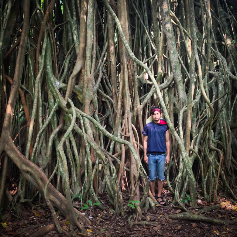 Setelah itu kita trekking ke hutan, berharap ketemu badak. Tapi, kata rangernya dia juga jarang lihat, paling setahun sekali haha. Nemunya cuma om om ini.