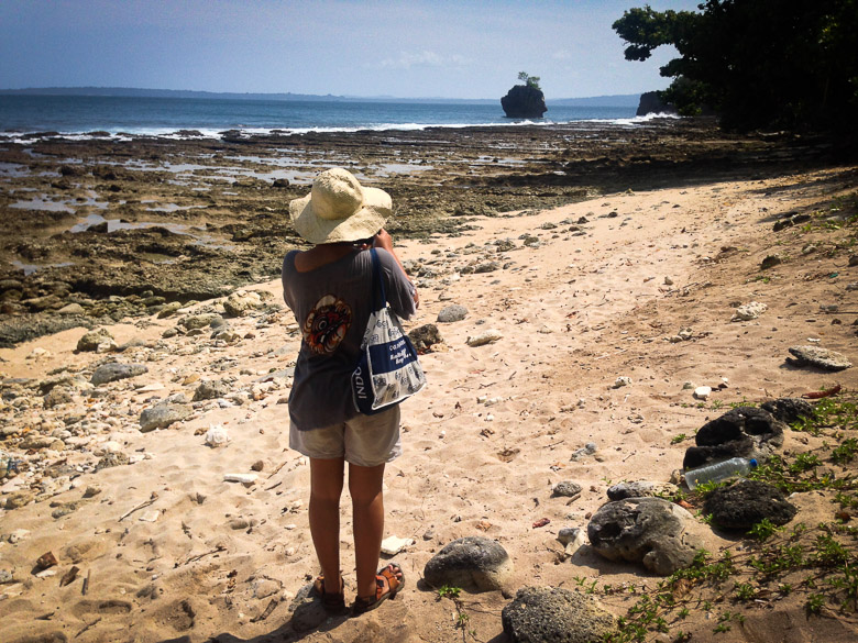 Pantai di pulau peucang juga, tapi lupa namanya apa. Pantai Ciramea kalo gak salah.