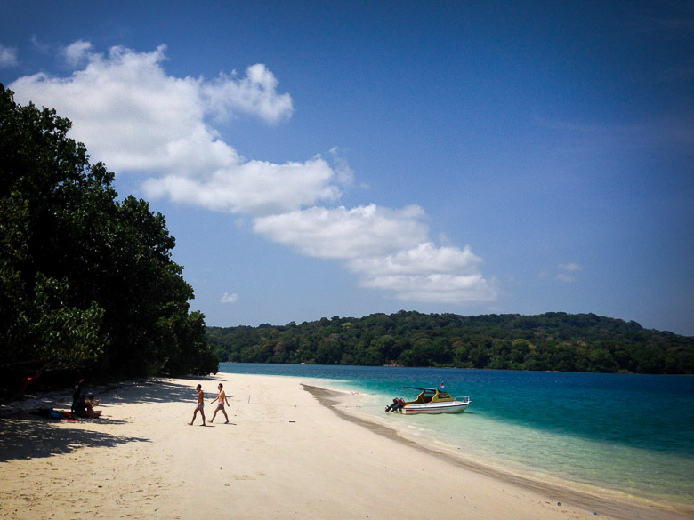 Ada beberapa bule yang bikin ini jadi private beach..iya sih, daripada ke Bali rame bangetss.