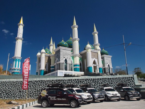 Berfoto di depan masjid pare-pare sekaligus acara CSR daihatsu yang mengadakan lomba marawis dan menyumbang hewan kurban