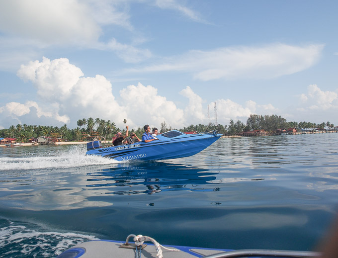Pulau yang terkenal di kepulauan derawan adalah Derawan, Maratua, Kakaban, dan Sangalaki. Menyewa speedboat cepat berkapasitas 6 orang ini sekitar 2 juta  rupiah untuk seharian hopping island.