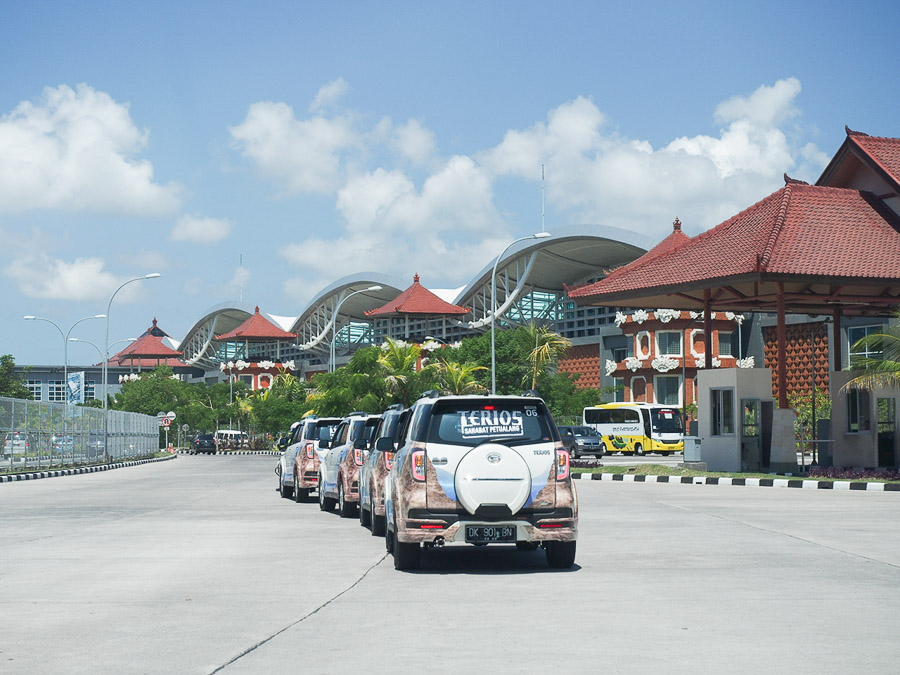 New Daihatsu Terios Berpose di depan Bandara Internasional Ngurah Rai