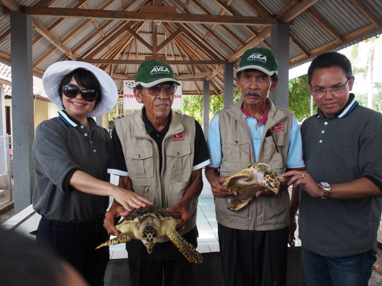 Untuk program CSR pada test drive new terios di Bali ini, tim daihatsu membantu sebuah program konservasi penyu di Desa Perancak. Yang menakjubkan, para petugas konservasi disini adalah para mantan penjual telur penyu yang sudah "tobat". Luar biasa!