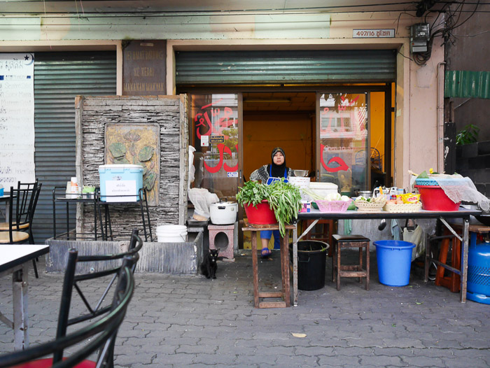 Sepanjang jalan rachatevi ada juga tempat makan halal lain