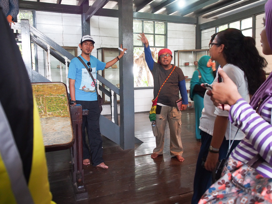 Tour keliling situs-situs bersejarah di Makassar bersama dua 'travel guide' andalan. Daeng ipul dan daeng Anchu
